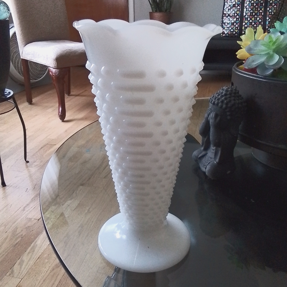 Beautiful Anchor Hocking Milk Glass Vase